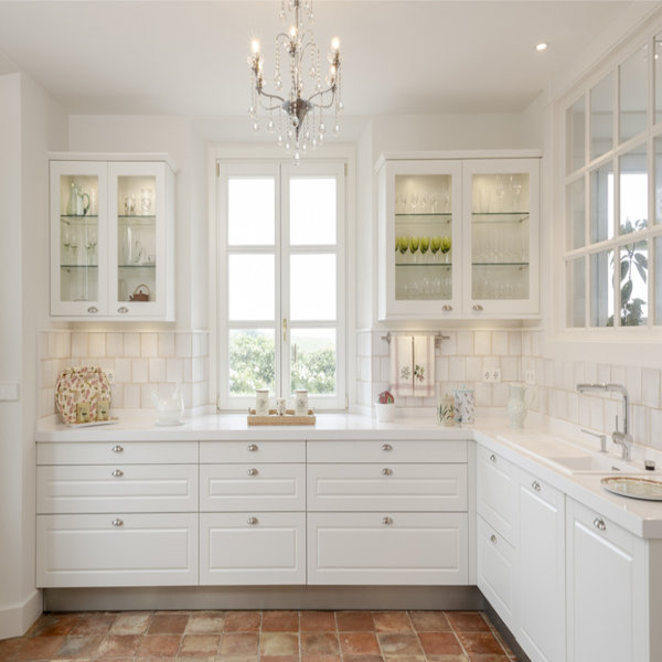 Traditional kitchen design with a Modern Twist | The Hub and The Tub